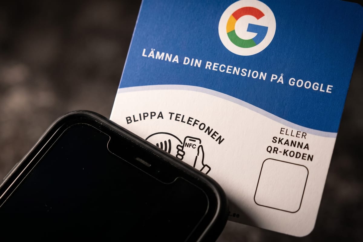 Närbild när en telefon hålls mot den nedre delen av ett Närokort.
